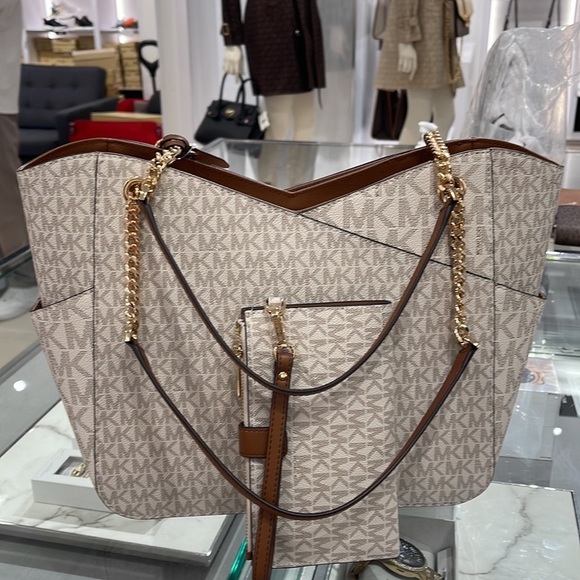 MICHAEL KORS LARGE X CHAIN SHOULDER TOTE 
& 
LARGE DOUBLE ZIP WALLET WRISTLET - Picture 9 of 16